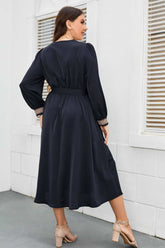 Robe mi-longue contrastée à taille nouée grande taille
